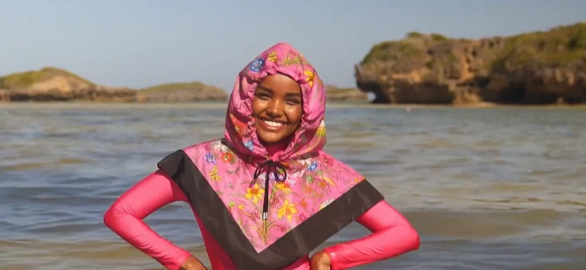 הדוגמנית האמריקנית ממוצא סומלי חלימה עדן מדגמנת בגד ים מסוג בורקני