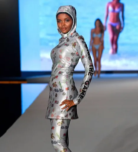 חלימה עדן מדגמנת בגד ים מסוג בורקני בתצוגת האופנה של של המגזין ''ספורטס אילוסטרייטד''