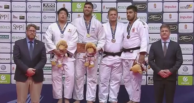 אורי ששון על הפודיום לאחר הזכייה