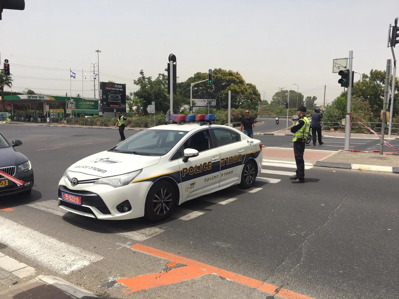 ניידת משטרה חוסמת את צומת מסובים בעקבות שריפה באיזור