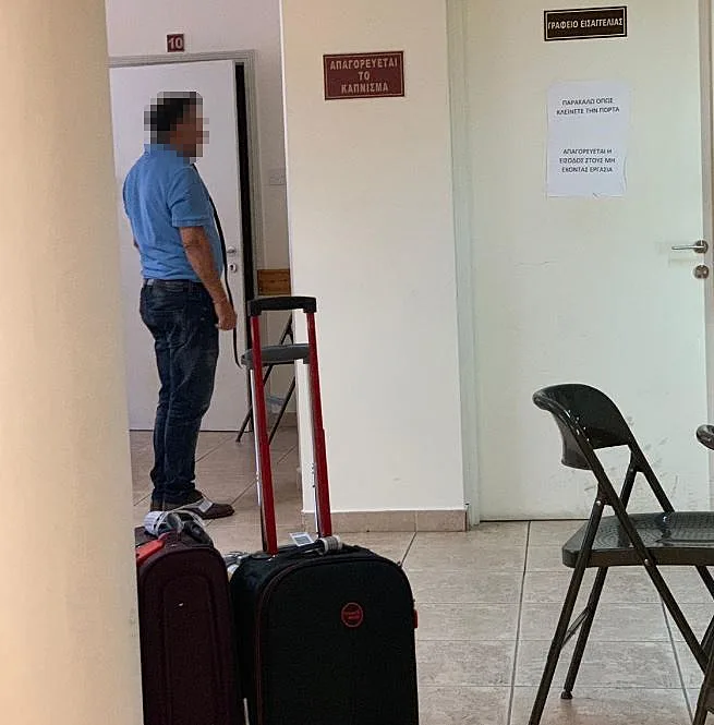 אביו של אחד החשודים באונס התיירת הבריטית, מניח תפילין בכניסה להארכת המעצר