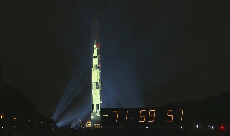 הקרנת ''אפולו 11'' באנדרטת וושינגטון