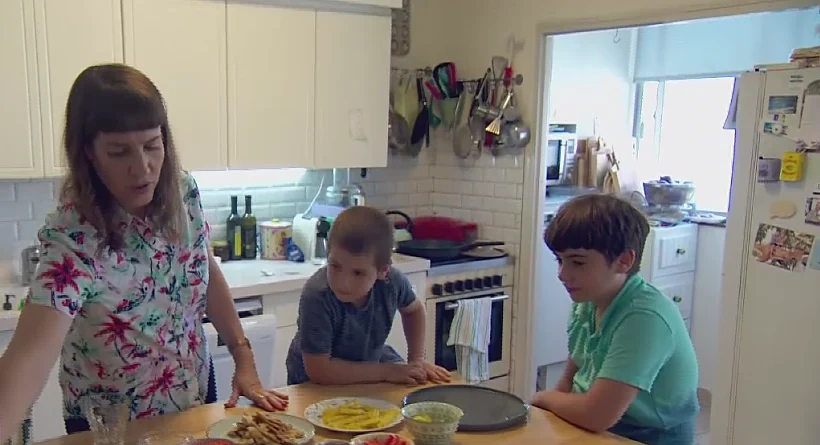 אפרת ליכטנשטט מכינה רול מדפי אורז וירקות יבחד עם ילדיה