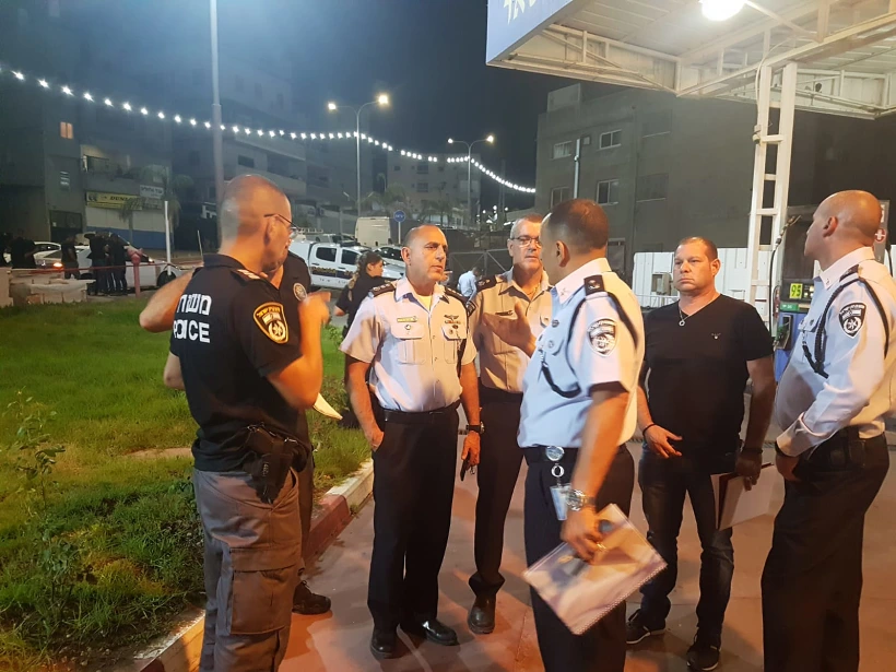 חוקרי המשטרה בזירה שבה נורה למוות תושב שפרעם בן 23