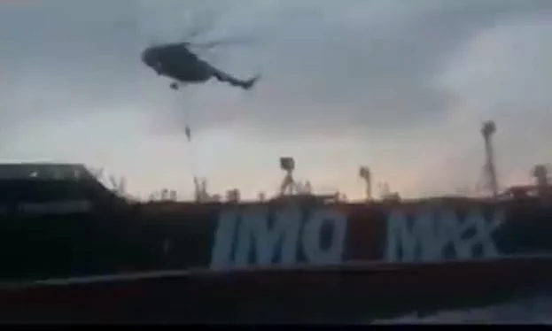 עצירת המכלית הבריטית, מסוק