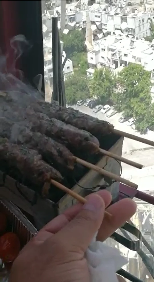 מפעיל מנוף ''עושה על האש'' על עגורן