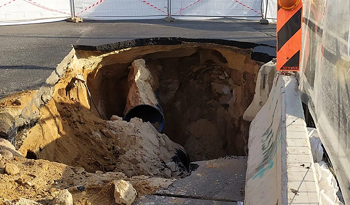 הבור שנפער בפינת הרחובות ז'בוטינסקי ובן גוריון בר''ג