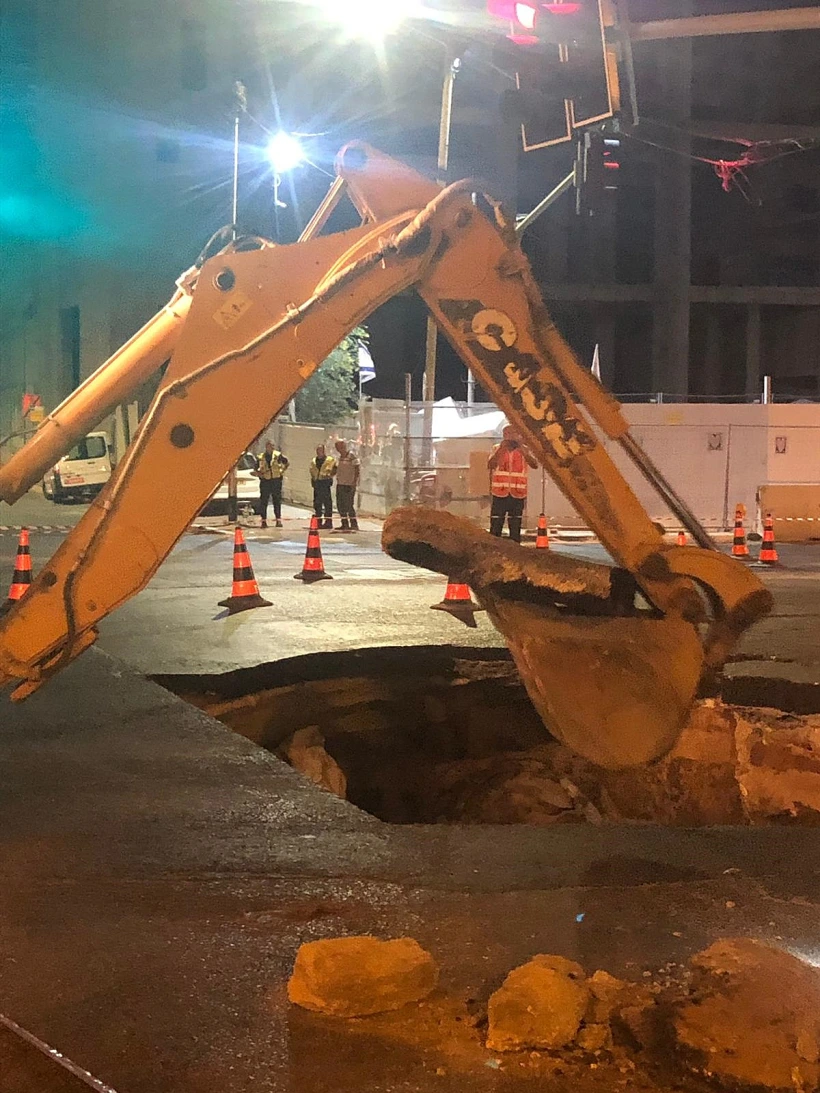 הבור שנפער בפינת הרחובות ז'בוטינסקי ובן גוריון בר''ג
