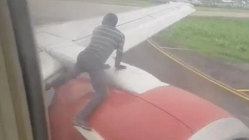 הבחור שקפץ על כנף של מטוס המתכונן להמראה