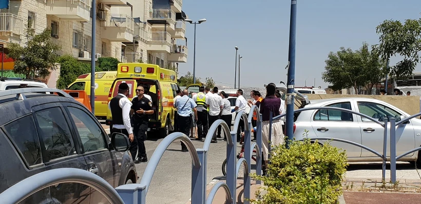 זירת האירוע בה חולץ תינוק במצב אנוש מרכב