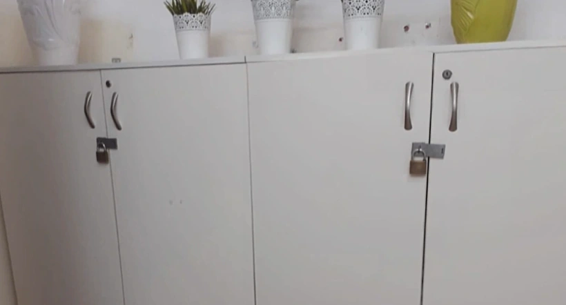 ציוד ואוכל נעולים בארונות