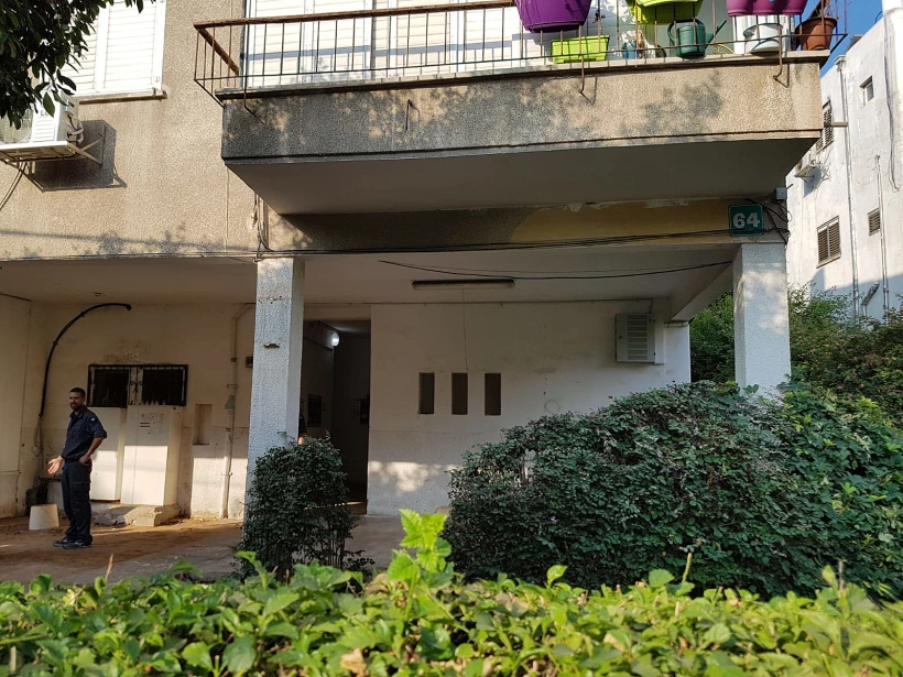 משטרת ההאוכלוסין וההגירה מגיעה לעצור אם פילפינית ושני ילדיה