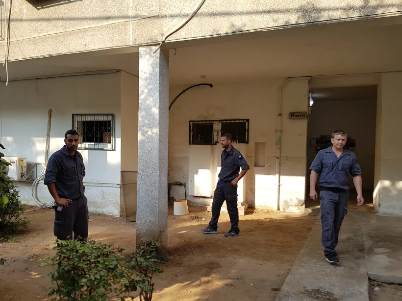 משטרת ההאוכלוסין וההגירה מגיעה לעצור אם פילפינית ושני ילדיה