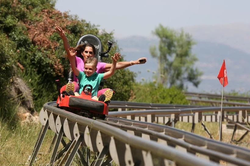 מגלשות הרים בצוק מנרה