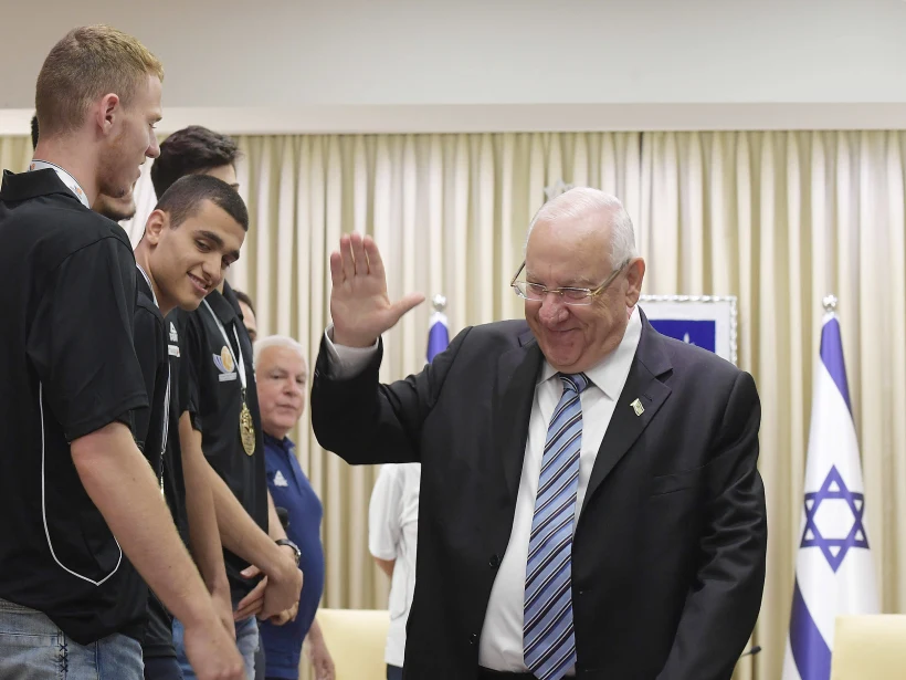 הנשיא ריבלין עם שחקני העתודה של נבחרת ישראל בכדרוסל