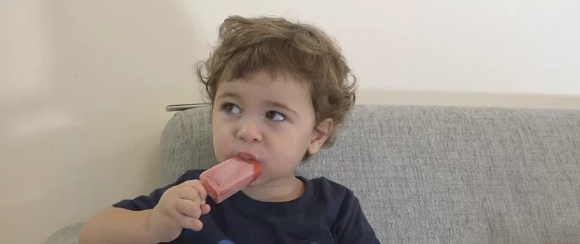 עומר בן השנתיים וחצי אוכל ארטיק בייתי