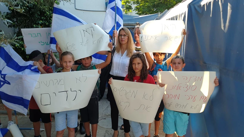 הפגנה במתקן יהלום שנתב״ג חבריו של קיאן בן העשר שעצור לפני גירוש