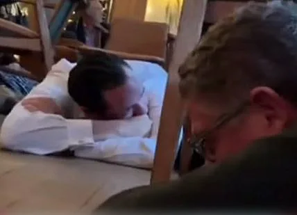 אנשים שנשכבו מתחת לשולחנות במסעדה במקסיקו סיטי