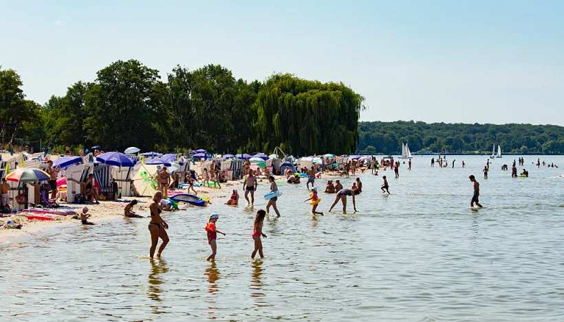 מתרחצים מבלים את היום החם חוף הרחצה ואנזה שבגרמניה