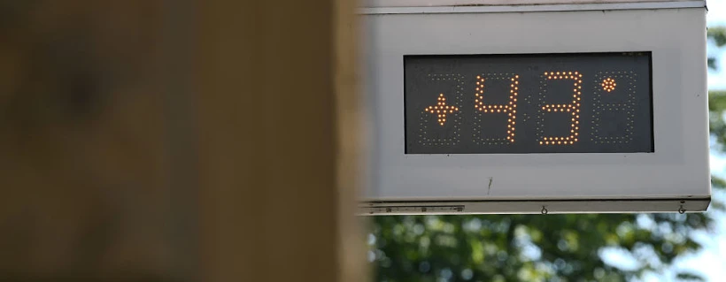 מד חום ליד בית מרקחת בגרמניה מראה 43 מעלות בשמש