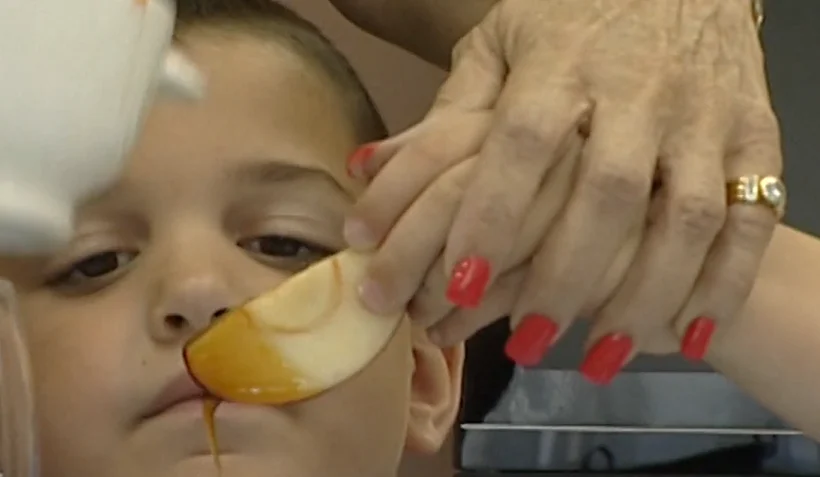 ילד עם תפוח בדבש