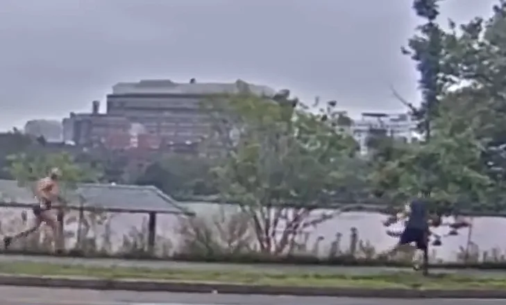 איה רודפת אחרי הגבר