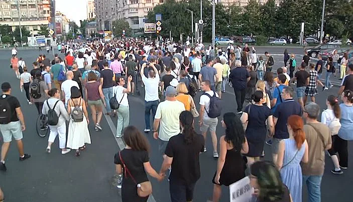 אנשים מפגינים בבוקרשט בעקבות רצח הילדה בת ה-15