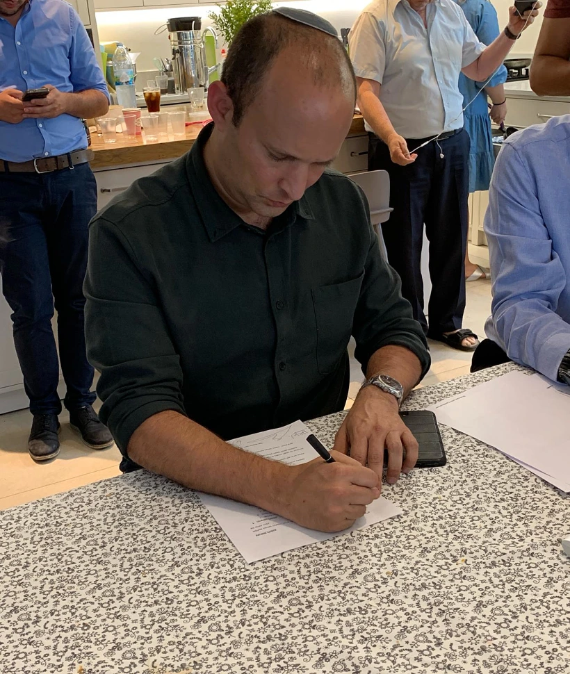 בנט חותם על הסכם האיחוד