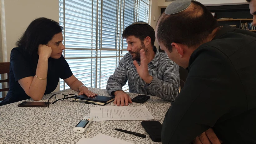 איילת שקד, נפתלי בנט ובצלאל סמוטריץ' לאחר החתימה על האיחוד