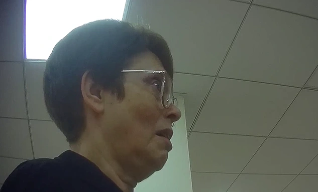 לינה קרויטורו, פעילה במפלגה לשחרור יגאל עמיר, בכנס המפלגה