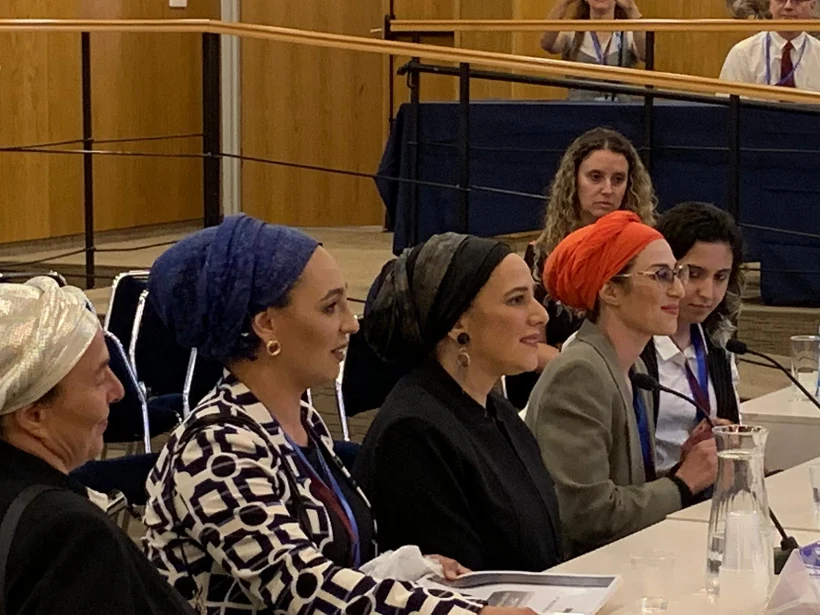 נשותיו של מנהיג ''הכת הירושלמית'', דניאל אמבש, מגישות את רשימתן לוועדת הבחירות המרכזית