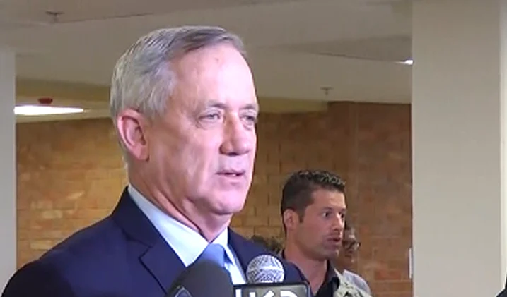 גנץ בהצהרה לתקשורת לאחר מסירת רשימתו לכנסת ה22