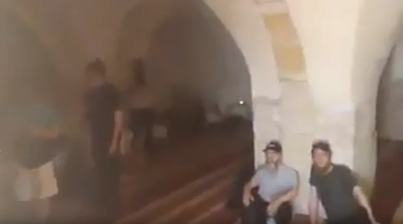 מתפללים יהודים בקבר אהרון הכהן בפטרה