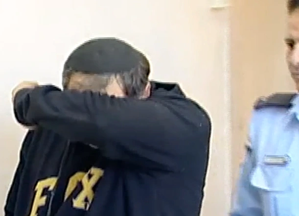 איך הפכה הכיפה לפריט חובה בקרב עבריינים ועצורים