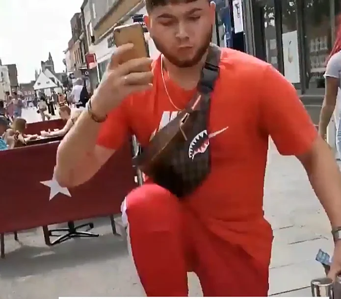 הצעיר בועט בגדר