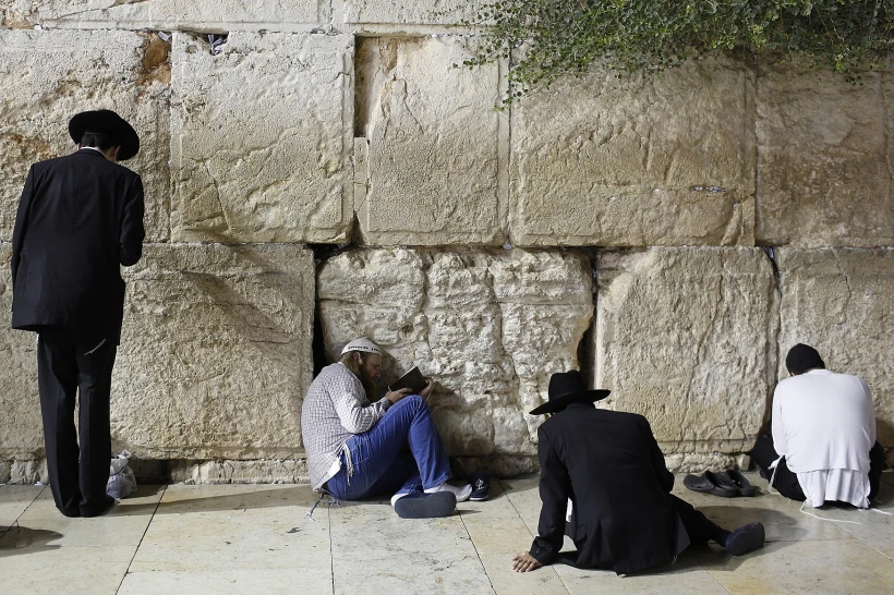 מתפללים בכותל בתשעה באב - ארכיון