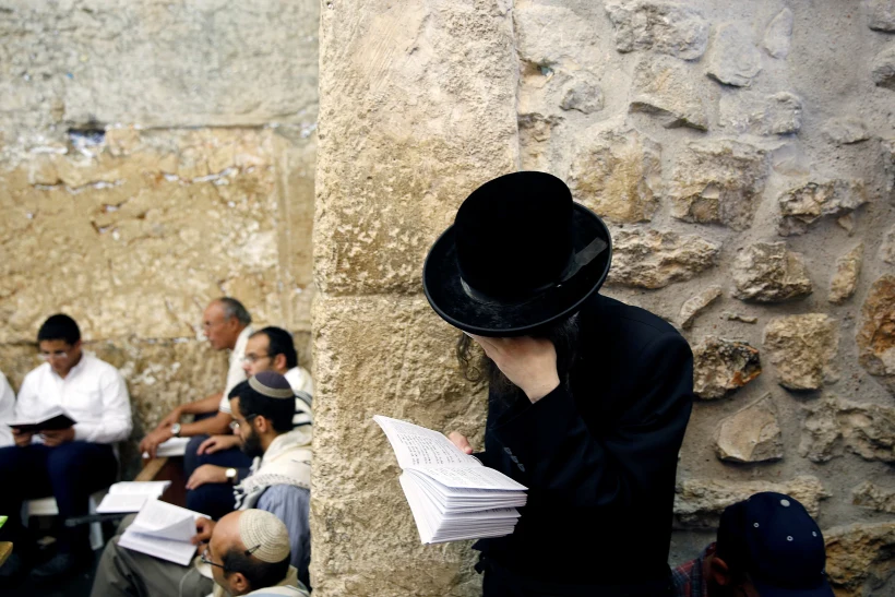 מתפללים בכותל בתשעה באב - ארכיון