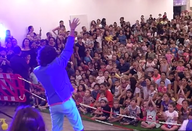 מני ממטרה בהופעה