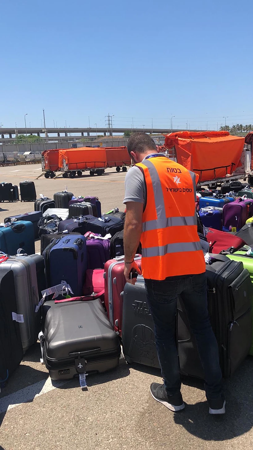 עובדי ''ישראייר'' מסייעים במיון המזוודות