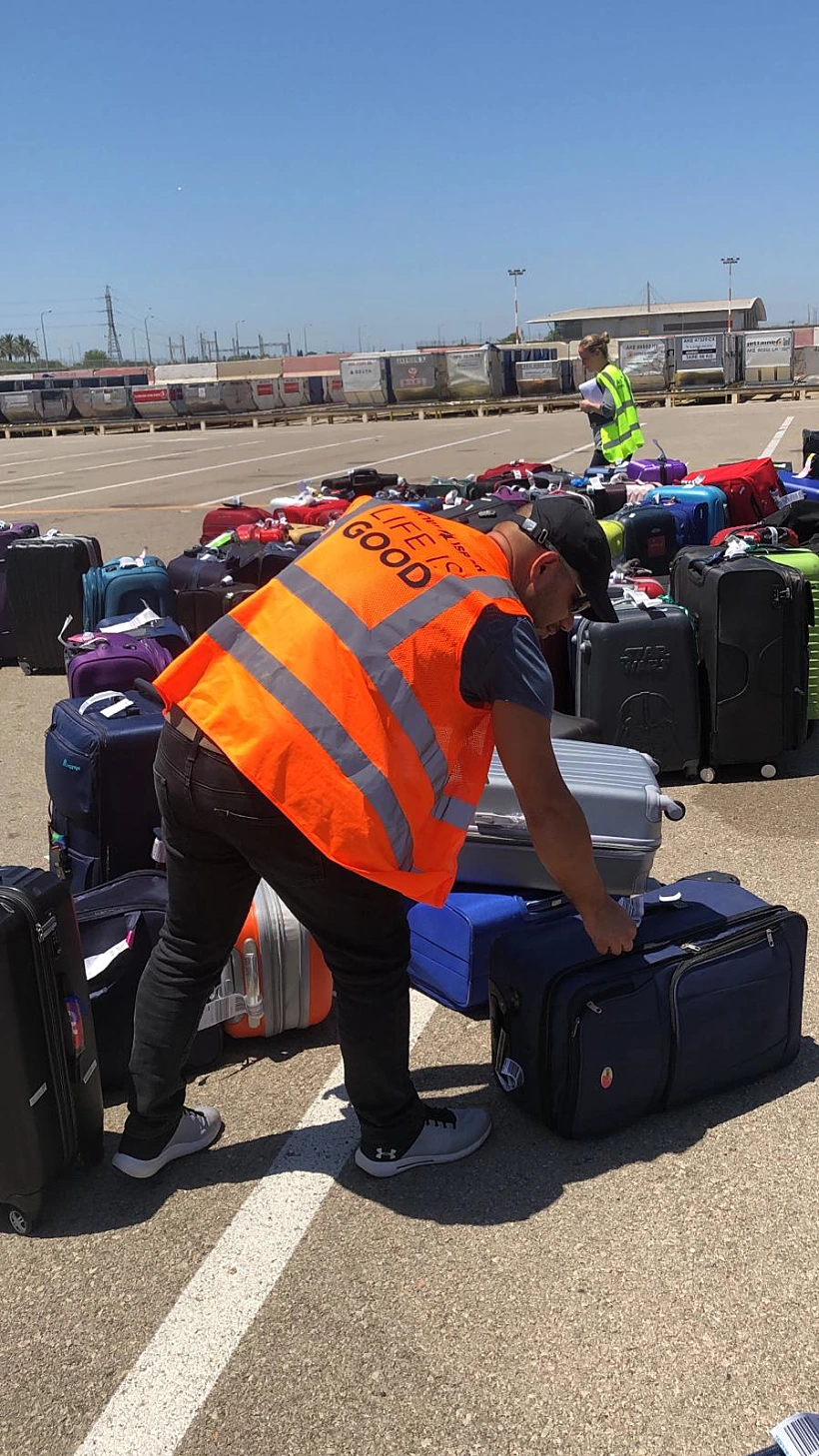 עובדי ''ישראייר'' מסייעים במיון המזוודות