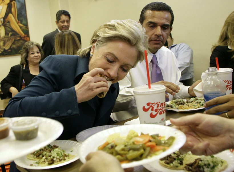 הילרי קלינטון אוכלת טאקו בלוס אנג'לס