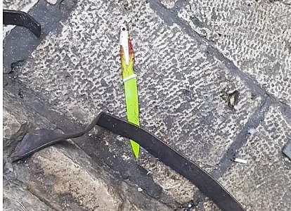 הסכין עימה דקר המחבל את השוטר