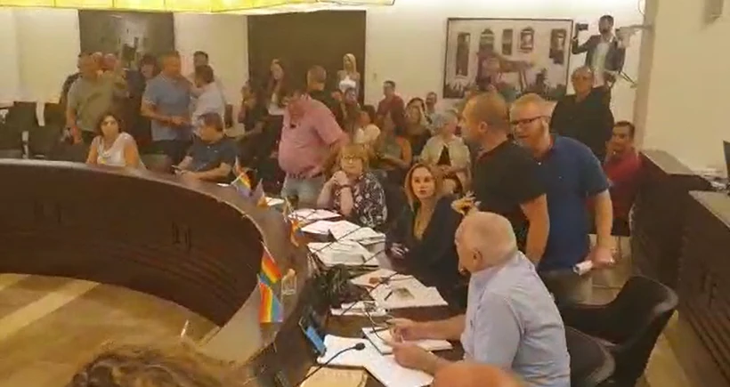 דגלי גאווה בישיבת מועצה בחיפה