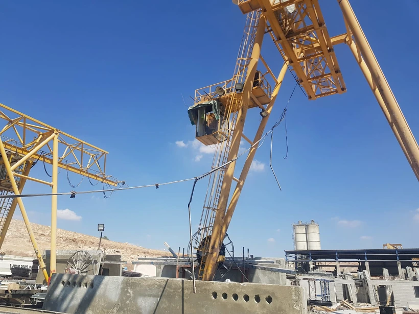 מנוף קרס במישור אדומים