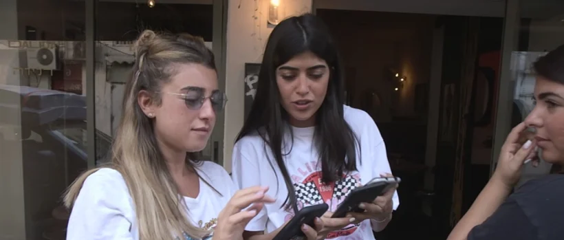 אן זיווי וירדן ויזל מ''המירוץ למיליון'' משתמשות בטלפון הנייד