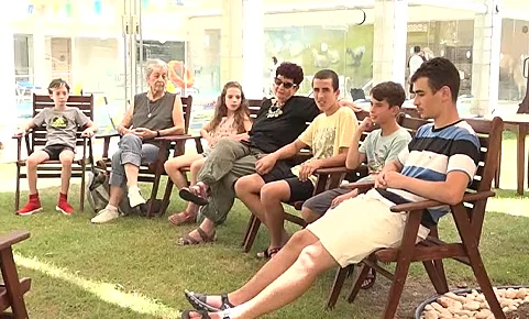 הסבתות אילנה אורלי ורינה קלמן עם נכדיהן