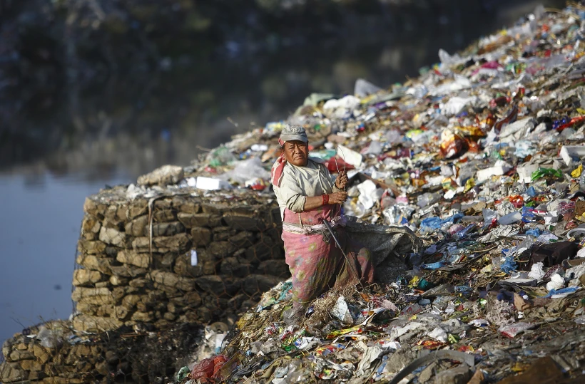 אישה במזבלה בנפאל