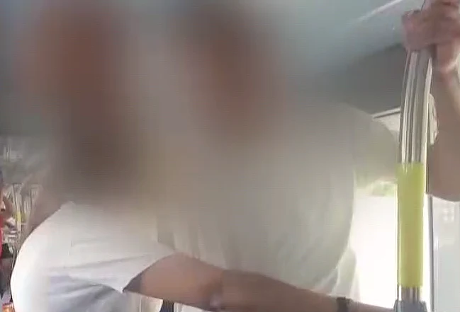 קללות נגד פקחית ברכבת הקלה בירושלים