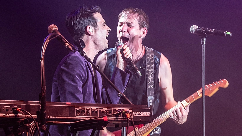 תום פטרובר ואביב גפן בהופעה של היהודים. מעגל נסגר