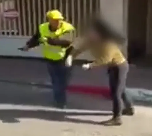 אזרחית נאבקת עם מאבטח